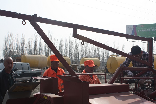 養(yǎng)護工區(qū)開展新灌縫機驗收培訓活動